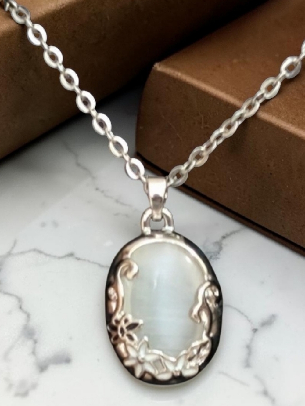Powerful Cat's Eye Pendant On 18" Silver-tone Necklace - Picture 6 of 7